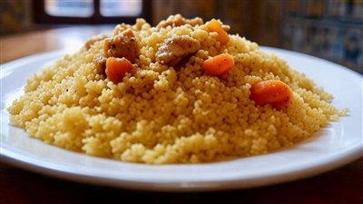طريقة تحضير الكسكس المغربي التقليدي بوصفة سهلة ومذاق أصيل يجمع بين اللحم والخضروات والتوابل العطرية