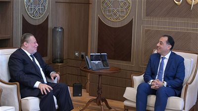 رئيس الوزراء ومحافظ البنك المركزي في اجتماع لمناقشة استقرار التدفقات الدولارية وتوافر السلع الأساسية ومستلزمات الإنتاج