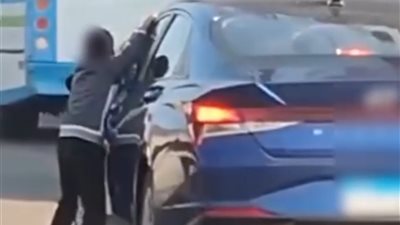 ضبط طفل يقوم باستجداء المواطنين والتشبث بالسيارات أثناء سيرها بتوجيهات والدته