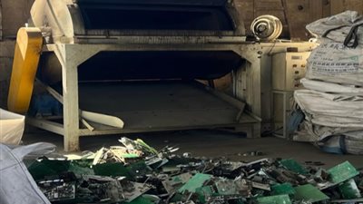 ضبط مصنع غير مرخص في كرداسة يعيد تدوير النفايات الإلكترونية الخطرة بطرق غير آمنة