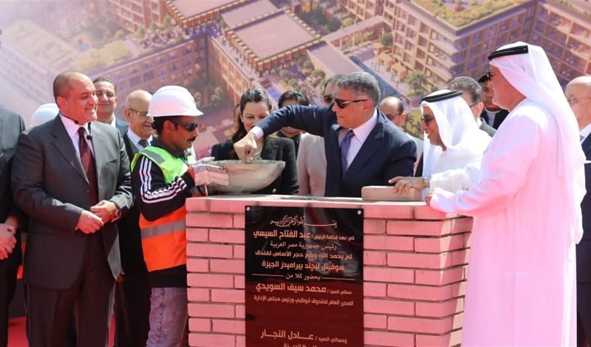 محافظ الجيزة يضع