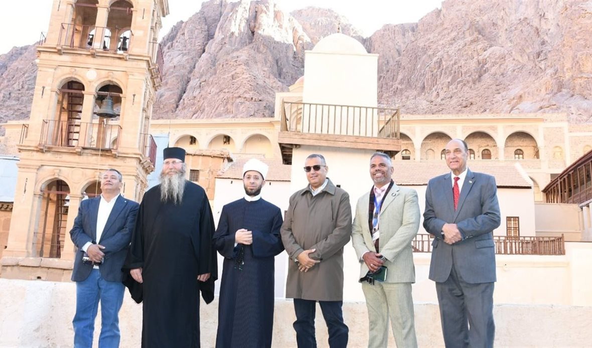 وزير الأوقاف يزور