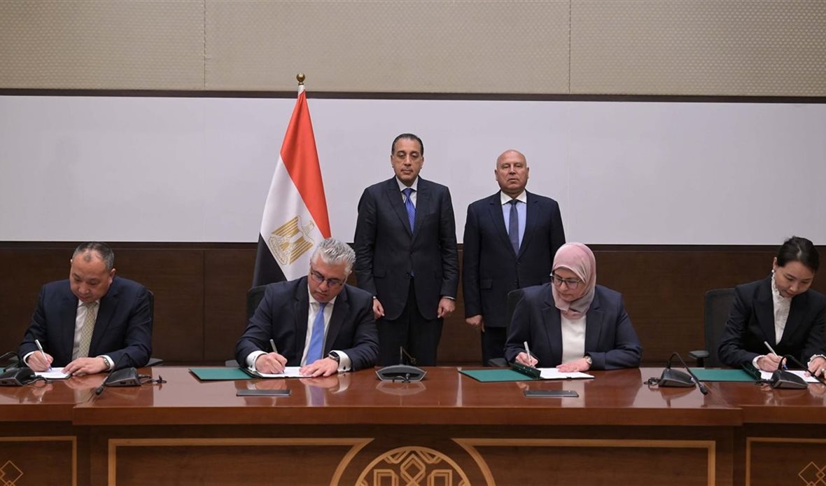 توقيع عقد إنشاء مجمع
