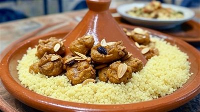 السفة المدفونة بالدجاج: طبق مغربي تقليدي يجمع بين النكهة الغنية والمذاق الأصيل في المناسبات الخاصة