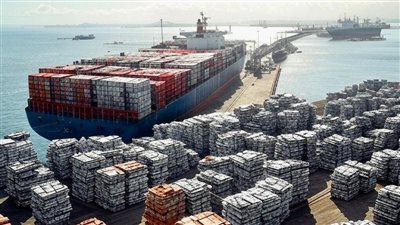 ترامب يفرض تعريفة جمركية شاملة على الحديد والألمنيوم في خطوة تهدد الاقتصاد العالمي وتثير ردود فعل دولية غاضبة