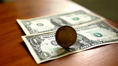رفع سعر صرف الليرة مقابل الدولار بنسبة 9% وتوحيد نشرات الصرف ضمن إجراءات جديدة لدعم الاقتصاد السوري ومواجهة المضاربة على العملة المحلية