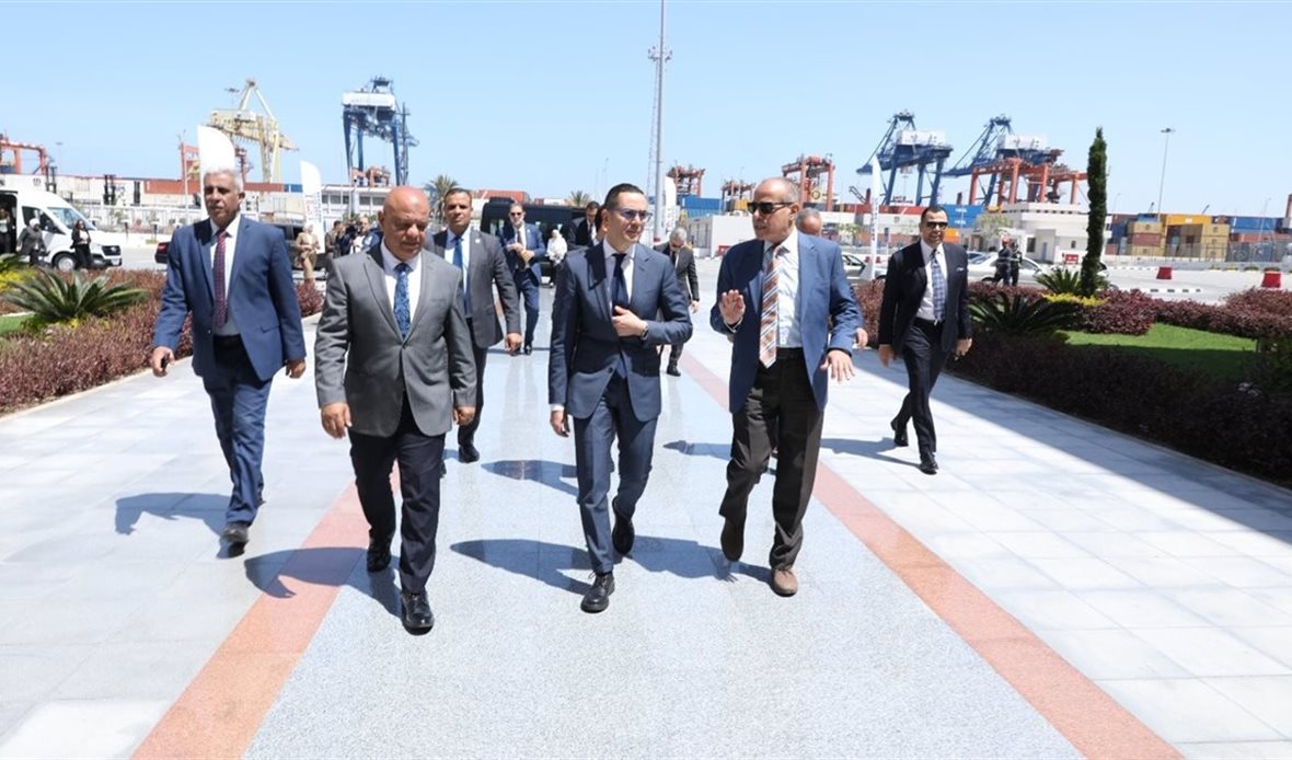 وزير الاستثمار يزور