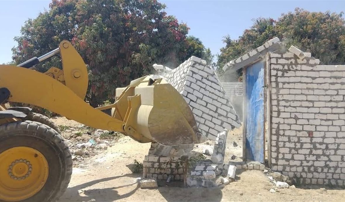 المعدات تزيل الأسوار
