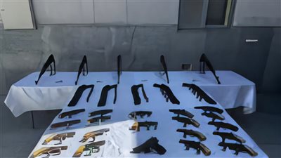 جهود أمنية متواصلة تسفر عن ضبط كميات ضخمة من المخدرات والأسلحة وهاربين في ثلاث محافظات 