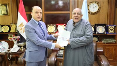 إزالة العقبات أمام تقنين أراضي الدولة.. محافظ كفر الشيخ يسلّم 21 عقدًا جديدًا ويؤكد التيسيرات المستمرة للمواطنين واضعي اليد