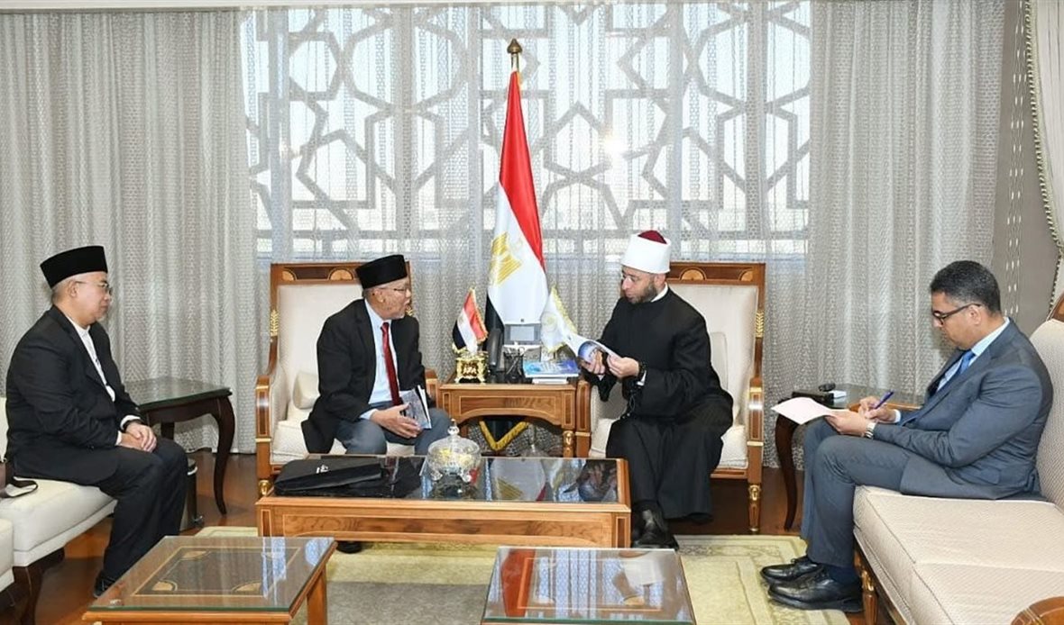 وزير الأوقاف يستقبل