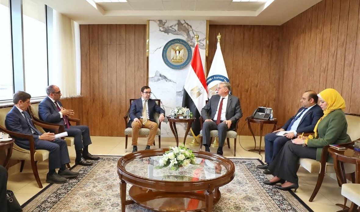 وزير البترول يناقش