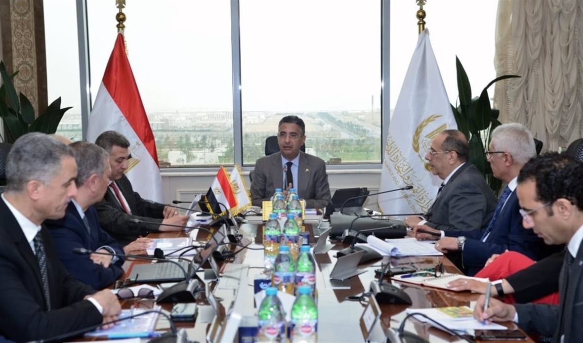 وزير التموين يبحث