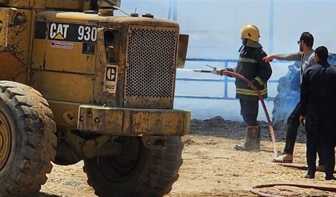 احتواء حريق ضخم بمزرعة