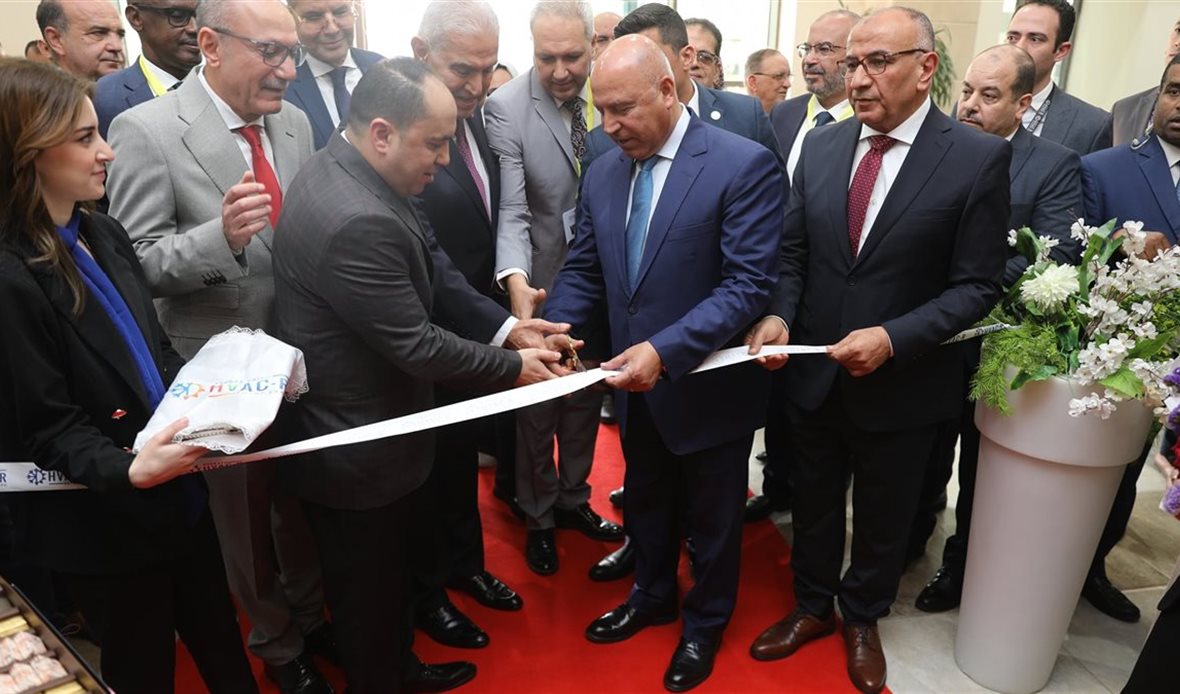 افتتح كامل الوزير