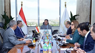 وزير التموين يؤكد دعم استقرار الأسواق خلال اجتماعه مع رئيس شركة مصر للزيوت والصابون لتعزيز توافر السلع الأساسية وضمان جودة المنتجات بأسعار مناسبة