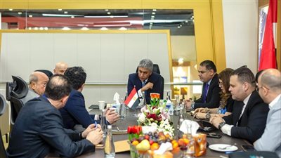وزير السياحة والآثار يبحث في معرض سوق السفر العربي بدبي فرص الاستثمار الفندقي وتوسيع التعاون مع شركات الطيران الدولية لزيادة حركة السياحة إلى مصر