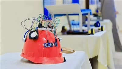 الليبي سهيل الرميح يفوز بالمركز الأول في الأولمبياد العربي للذكاء الاصطناعي بابتكار قبعة ذكية تساعد المكفوفين في التنقل والتعرف على الأشخاص والعملات