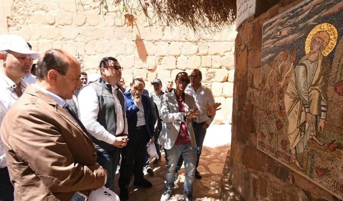 وزير الإسكان خلال