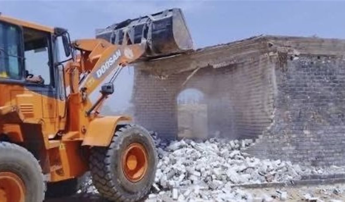 معدات ثقيلة تزيل