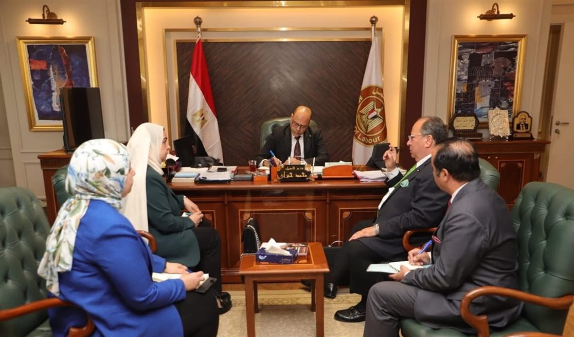 وزير العمل يبحث مع