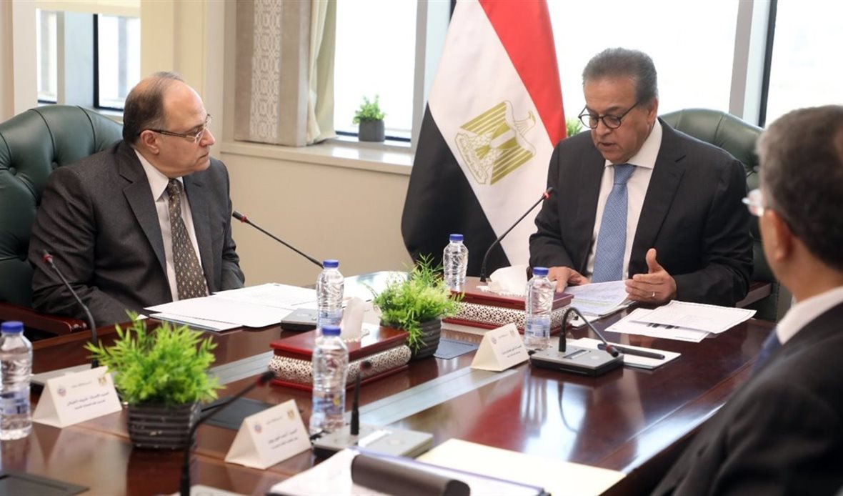 عقد وزير الصحة اجتماعًا