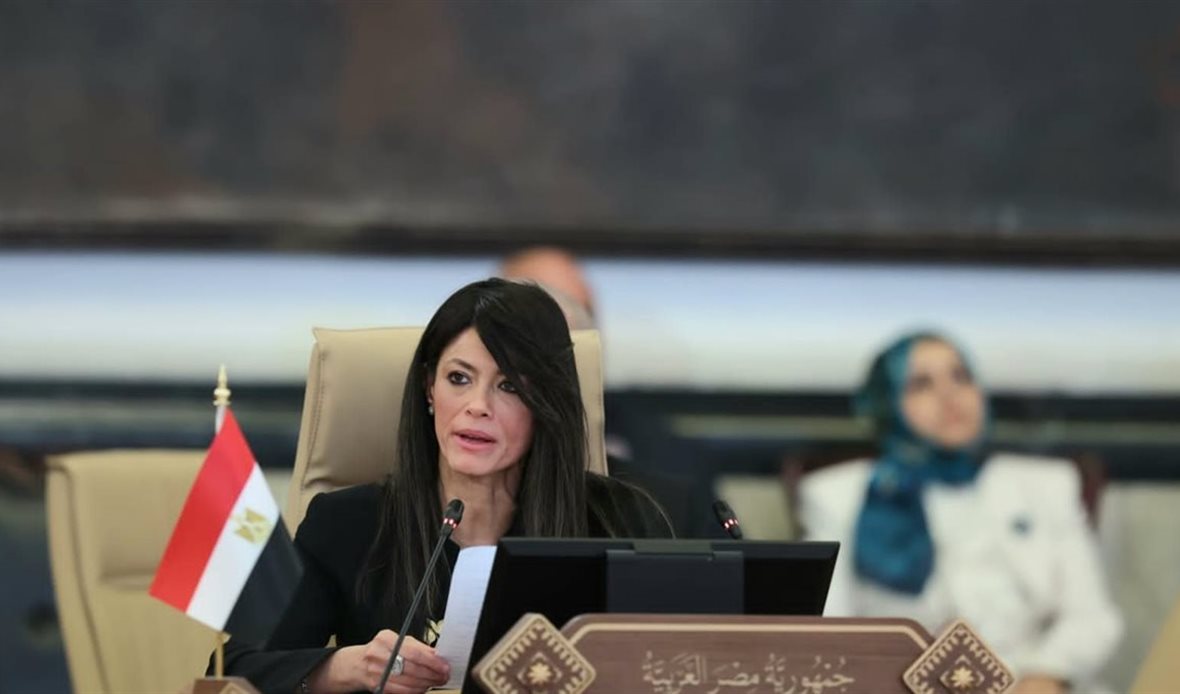 وزيرة التخطيط تلقي