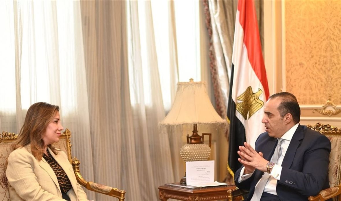 اجتماع بين وزير الشئون