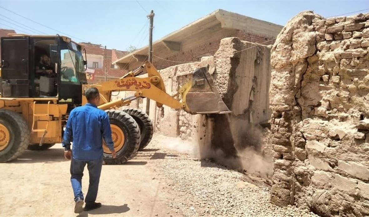 عمال ومعدات ينفذون