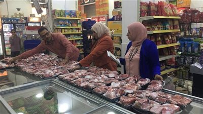 ضبط لحوم مجهولة المصدر وتحرير ٨٤ مخالفة تموينية في حملات موسعة لتموين الإسماعيلية لضبط الأسواق والمخابز وحماية المستهلك