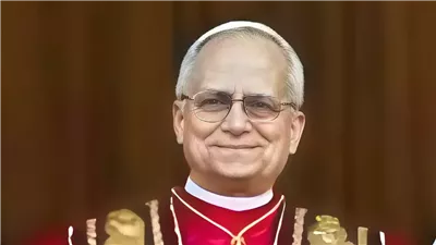 البابا ليو الرابع عشر يصلي عند قبر فرنسيس ويستعد لإلقاء أول بركة أحد من ساحة القديس بطرس في الفاتيكان