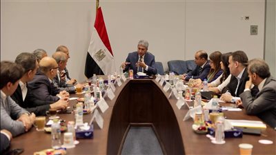 وزير السياحة والآثار يعقد اجتماعًا موسعًا لمتابعة تطوير التشغيل التجريبي للخدمات السياحية بمنطقة أهرامات الجيزة بالتعاون مع القطاعين العام والخاص