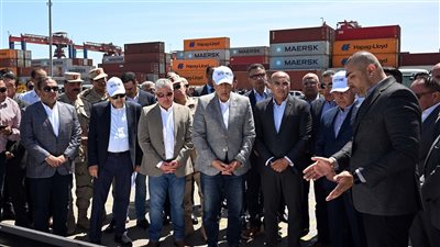 رئيس الوزراء يزور محطة قناة السويس للحاويات ويتابع مشروعات التوسعة والطاقة النظيفة ويؤكد: هذا نموذج ناجح للاستثمار الأجنبي وتعزيز البنية التحتية البحرية