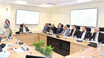 وزير قطاع الأعمال يناقش مع رؤساء شركات الأدوية خطط تطوير الإنتاج وتوسيع التصدير وتحقيق الاستدامة وتعميق التصنيع المحلي لرفع التنافسية وتحقيق الأمن الدوائي
