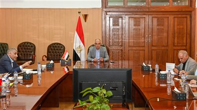 مصر تواجه موجة الحر بتأمين المياه: وزير الري يشدد على توفير الاحتياجات المائية لمحطات الشرب والأراضي الزراعية من خلال مناورات مستمرة على الترع والقناطر