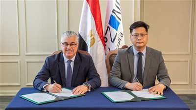 باستثمارات 15 مليون دولار أمريكي.. المنطقة الاقتصادية لقناة السويس توقع عقدًا مع شركة صينية لإقامة مصنع ملابس جاهزة بالقنطرة غرب وتوفير 2000 فرصة عمل للتصدير الكامل