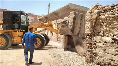 إزالة المخالفات والإشغالات بقرية نفيشة بالإسماعيلية لتنفيذ مشروع توسعة طريق الحمادات وفق خطة شاملة لتطوير المحاور الحيوية وخدمة المناطق الريفية