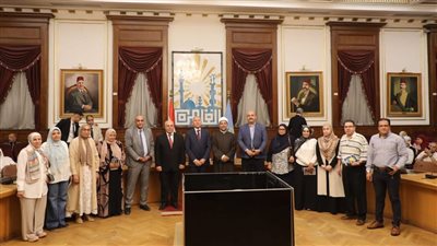 محافظ القاهرة يسلم تأشيرات وجوازات الحج لحجاج الجمعيات الأهلية وموظفي المحافظة وسط استعدادات شاملة لتيسير أداء مناسك الحج للموسم الجديد