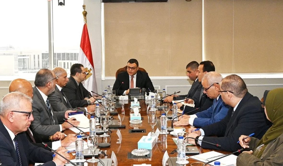 وزير الإسكان يتابع