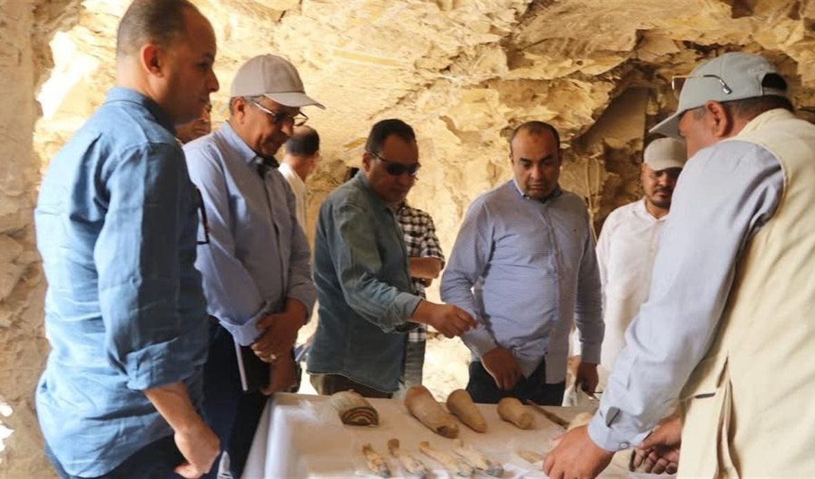 الكشف عن ثلاث مقابر
