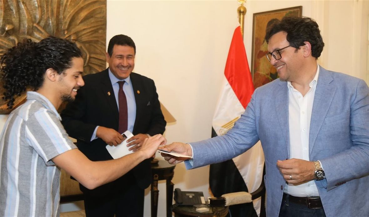 وزير الثقافة يسلم