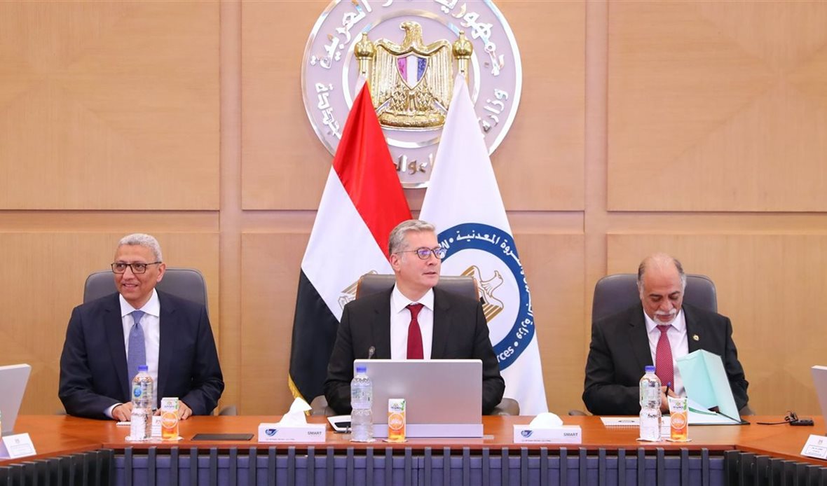 اجتماع موسع بين وزير