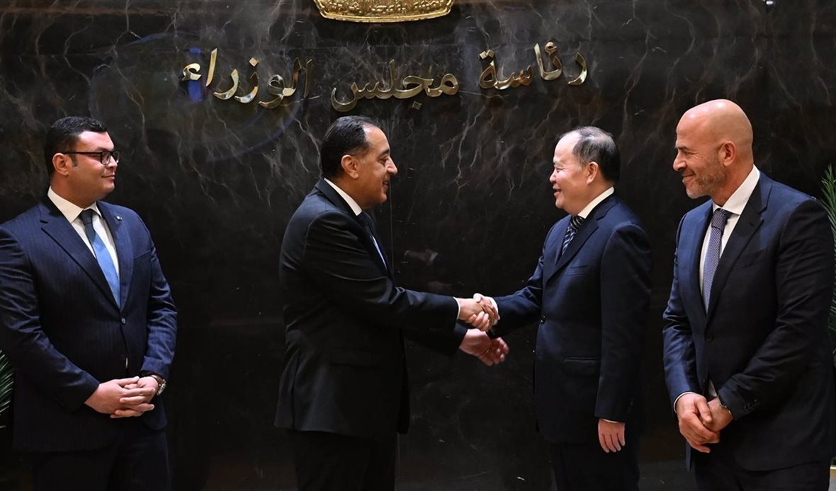 رئيس الوزراء يشهد