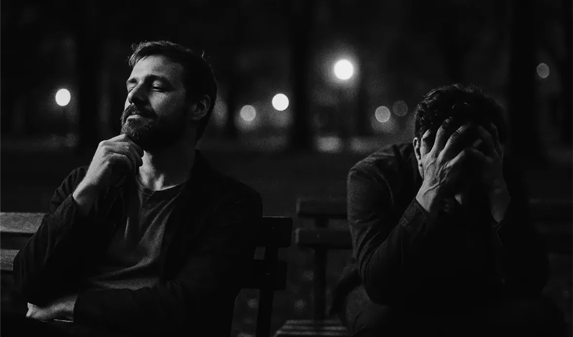 واحد شايل دقنه: المثل