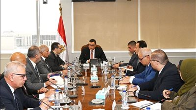 وزير الإسكان يتابع سير العمل بهيئة المجتمعات العمرانية ويوجه بتسريع تنفيذ المشروعات وتحسين خدمات الصيانة والتشغيل في المدن الجديدة لتحقيق استدامة التنمية