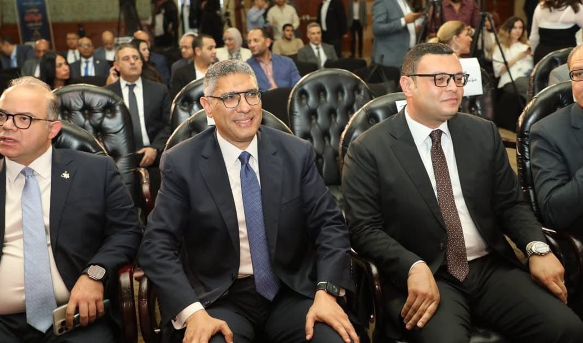 محافظ الجيزة وعدد
