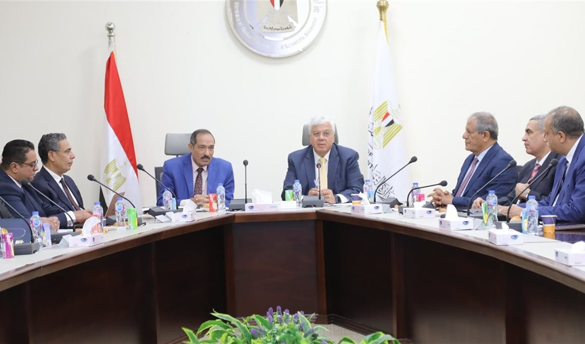 اللجنة العليا تبدأ