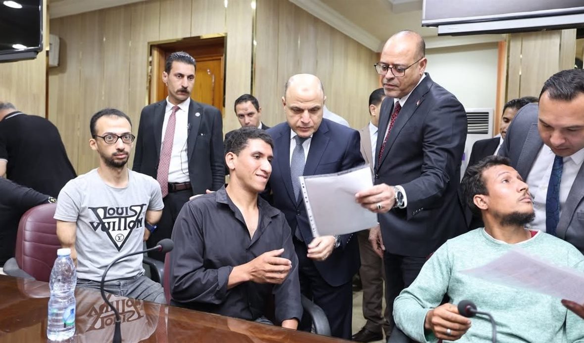 وزير العمل يسلم عقود