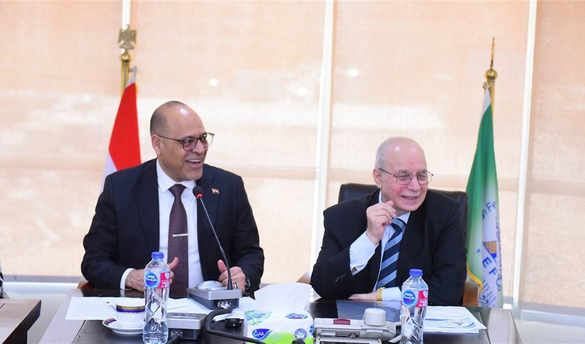 وزير العمل يبحث مع