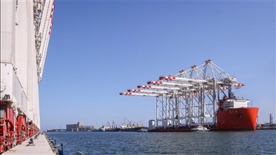 ميناء دمياط يستقبل 5 أوناش رصيف عملاقة جديدة لدعم تشغيل محطة “تحيا مصر 1”